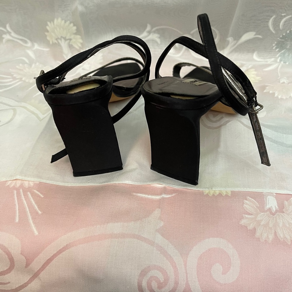 Open toe sandals. - Picture 3 of 3